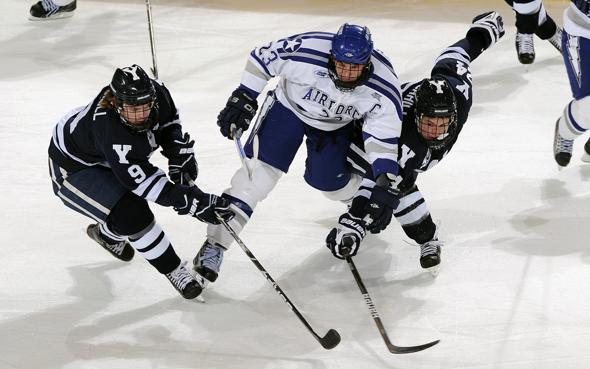 裁判在关键比赛中控场能力出色避免局势失控保持公平，裁判员对比赛进行管理的手势有